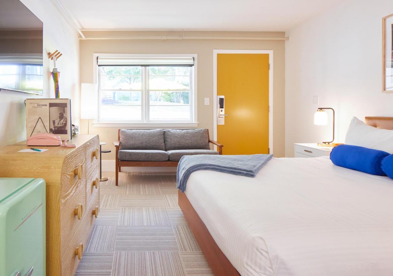 Little Mod Hotel At The University シャーロッツビル エクステリア 写真